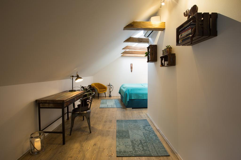 Bohemian Chic 2 Bedroom 2 Bathroom Loft With Hanging Chair Appartement Prague